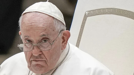 ARCHIV - Papst Franziskus musste seine geplante Reise zur COP28 wegen einer Erkrankung absagen. Foto: Andrew Medichini/AP/dpa