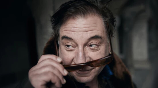 Komiker Beat Schlatter spielt im Schweizer Spielfilm "Bon Schuur Ticino" die Hauptrolle - und hat offenbar einen Nerv getroffen. Die Komödie über eine Schweiz, in der Französisch die einzige Landessprache ist, hat nach dem ersten Wochenende einen…