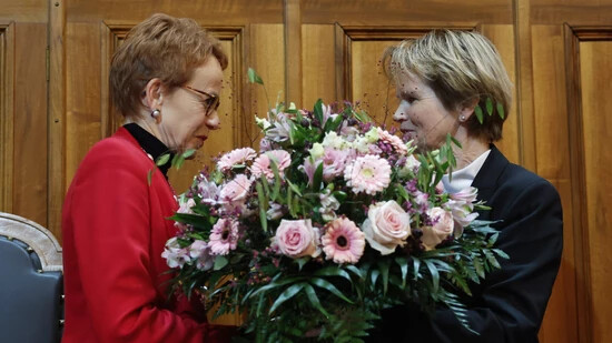 Die neu gewählte Ständeratspräsidentin Eva Herzog (SP/BS) bekommt von ihrer Vorgängerin, Brigitte Häberli-Koller (Mitte/TG) einen Blumenstrauss überreicht.