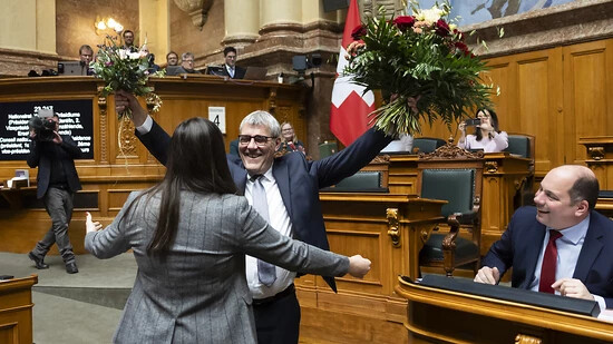 Der neu gewählte Nationalratspräsident Eric Nussbaumer (SP/BL) erhält nach seiner Wahl Blumen von Samira Marti (SP/BL).