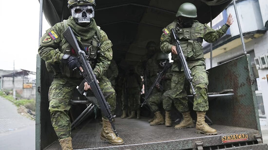 Eliteteams der ecuadorianischen Streitkräfte führten Patrouillen zur Verbrechensbekämpfung in konfliktträchtigen Sektoren der Stadt durch. Foto: Dolores Ochoa/AP/dpa