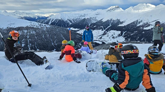 Leere Pisten: Statt zur Schule können Kinder dank des Projekts «Ab auf die Piste» mit den Ski auf den Schnee.