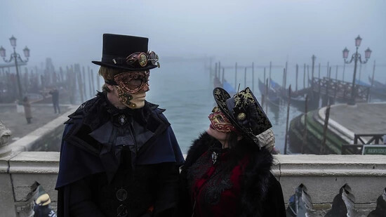 Ein Pärchen ist kostümiert und trägt Masken. Der diesjährige Karneval in Venedig hat das Motto «To the East. Die erstaunliche Reise des Marco Polo» und ist eine Hommage an den berühmten Kaufmann und Reisenden Marco Polo anlässlich seines 700. Todestags…