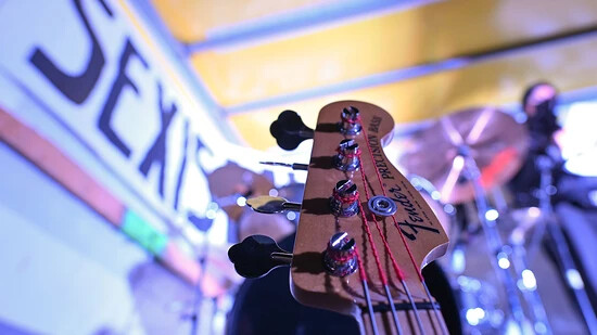 ARCHIV - Eine Gitarre steht an einer Leipziger Bühne bei einer Protestkundgebung im vergangenen November. Foto: Hendrik Schmidt/dpa