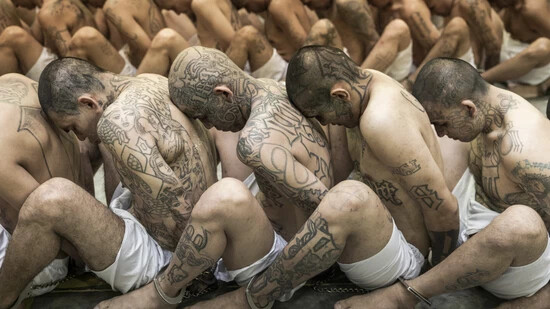 ARCHIV - Auf diesem von der Pressestelle des Präsidenten von El Salvador zur Verfügung gestellten Bild sitzen Insassen, die von den Behörden als Bandenmitglieder identifiziert wurden, auf dem Boden des Gefängnisses für Terrorismus in Tecoluca. Foto: -/El…