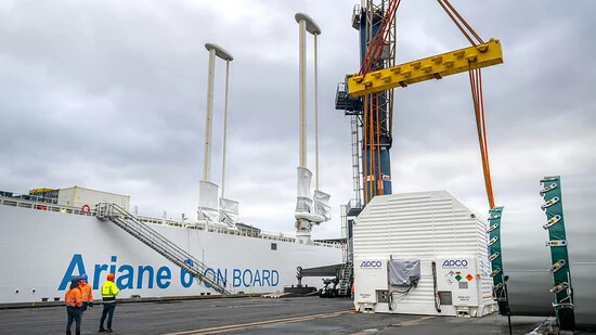 ARCHIV - Ein Container mit der ersten Oberstufe der europäischen Trägerrakete Ariane 6 wird im Neustädter Hafen für das Verladen auf das speziell für den Transport der Rakete konzipierte Schiff «Canopee» vorbereitet. Foto: Sina Schuldt/dpa