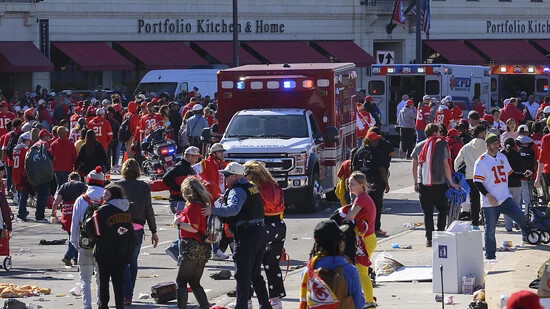 Die Polizei räumt das Gelände nach einem Zwischenfall nach der Siegesparade der Kansas City Chiefs im Einsatz. Die große Parade der Kansas City Chiefs nach ihrem vierten Super-Bowl-Titel ist von einem schweren Zwischenfall überschattet worden. Foto: Reed…