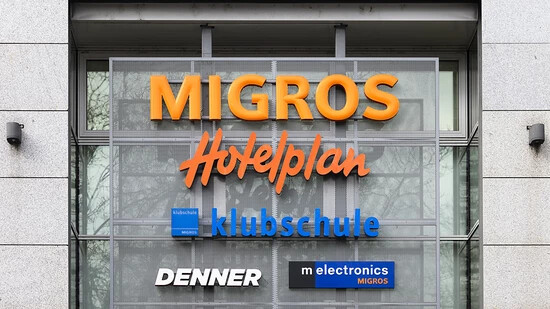 Die Logos der Migros am Hauptsitz müssen demnächst wohl umgestellt werden - für Hotelplan und Melectronics werden neue Besitzer gesucht. (Archivbild)