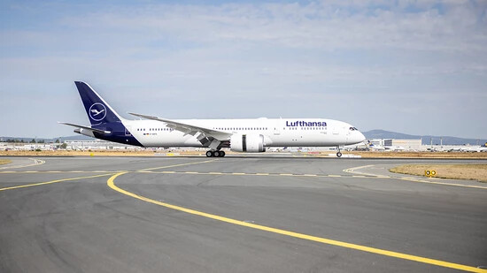 Als Solidaritätsaktion zum am Samstag beginnenden dreitägigen Streik bei Lufthansa Discover sollen am Montag Flüge der Deutschen Lufthansa AG auf der 787-Flotte bestreikt werden. (Archivbild einer Boeing 787-9 am Flughafen Frankfurt am Main).
