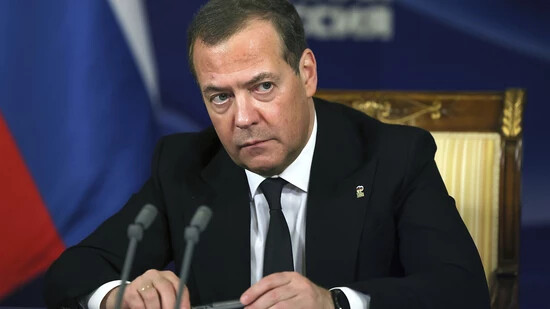 HANDOUT - Auf diesem von der staatlichen russischen Nachrichtenagentur Sputnik via AP veröffentlichte Foto nimmt Dmitri Medwedew, stellvertretender Vorsitzende des Sicherheitsrates von Russland und Chef der Partei «Einiges Russland», an einem Treffen mit…