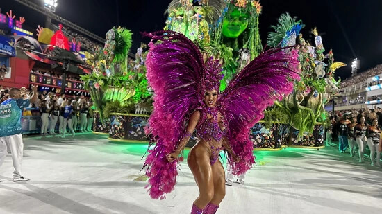 Darsteller treten beim Karneval im Sambodrom, in Rio de Janeiro auf. Foto: Philipp Znidar/dpa