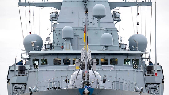 ARCHIV - Die Fregatte «Hessen» vor der Abfahrt im Hafen von Wilhelmshaven. Foto: Sina Schuldt/dpa