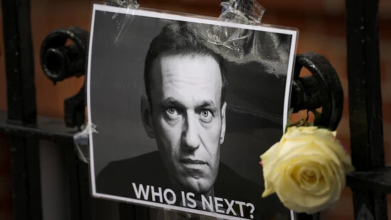 Eine Blume und ein Bild sind in Gedenken an den verstorbenen Kremlgegner Alexej Nawalny in der Nähe der russischen Botschaft in London angbracht. Nawalny starb am 16.02.2024 im Alter von 47 Jahren nach Angaben der Justiz in einem sibirischen Straflager…