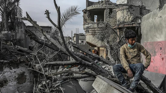 dpatopbilder - Ein palästinensischer Junge sitzt auf den Trümmern eines Wohngebäudes in Rafah. Foto: Abed Rahim Khatib/dpa