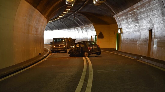 Schwerer Autounfall: Ein Auto prallte in die Mauer der Tunnelnische und der Autolenker konnte nur noch tot geborgen werden.