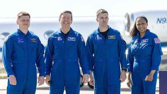 Der Russe Alexander Grebenkin, die amerikanischen Astronauten Michael Barratt und Matthew Dominick sowie die amerikanische Astronautin Jeanette Epps (v.l.n.r.) warten auf ihren Start. (Archivbild)