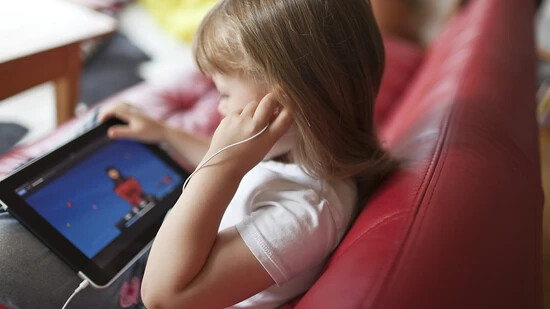 Bildschirmzeit geht bei Kleinkindern auf Kosten der Sprachentwicklung. Je mehr Zeit sie am Bildschirm verbringen, desto weniger Wörter hören sie.