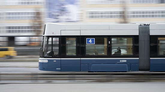 Ein Flexity-Tram der Linie 4 fährt auf der Pfingstweidstrasse in Zürich. Ein 27-jähriger Velofahrer ist nach einer Kollision mit einem Tram dieses Modells am Samstag im Spital verstorben. (Archivbild)