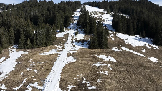 In den Skigebieten der Alpen Europas könnte bis Ende Jahrhundert einer neuen Studie zufolge an 40 Prozent weniger Tagen im Jahr Schnee liegen. (Archivbild)