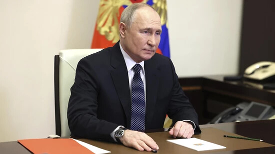 HANDOUT - Auf diesem vom Kreml via ZUMA zur Verfügung gestelltem Bild leitet Wladimir Putin, Präsident von Russland, eine Telefonkonferenz mit Mitgliedern des Nationalen Sicherheitsrates in der offiziellen Residenz des Präsidenten. Foto: Mikhail Metzel…