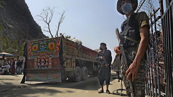ARCHIV - Ein pakistanischer Soldat (r) und Kämpfer der Taliban stehen Wache an einem Grenzübergang zwischen Pakistan und Afghanistan. (Archivbild) Foto: -/AP/dpa