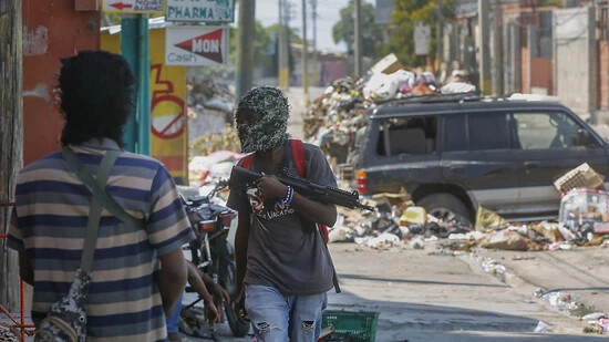 ARCHIV - Bewaffnete Mitglieder der Bande «G9 and Family» stehen an ihrer Straßensperre in Port-au-Prince, der Hauptstadt von Haiti. Foto: Odelyn Joseph/AP/dpa