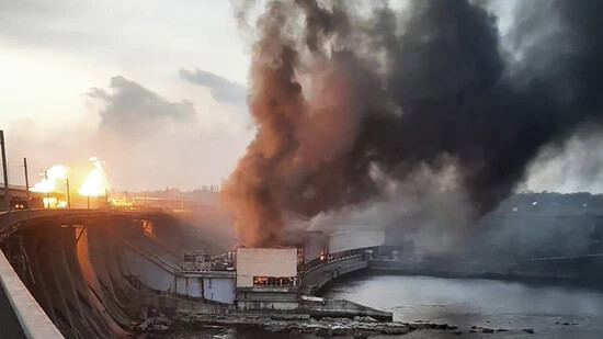 HANDOUT - Rauch und Feuer steigen über dem Dnipro-Wasserkraftwerk auf. Foto: Uncredited/Telegram Channel of Ukraine's Prime Minister Denys Shmyhal/AP/dpa