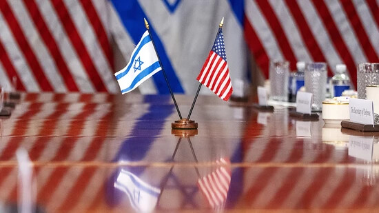 ARCHIV - Eine israelische und eine US-Flagge spiegeln sich auf einem Konferenztisch, während US-Verteidigungsminister Austin den israelischen Verteidigungsminister Galant im Pentagon trifft. Foto: Jacquelyn Martin/AP/dpa