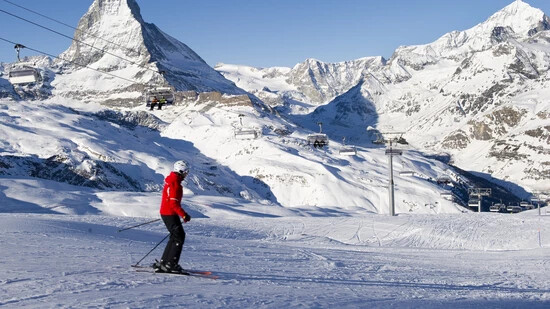 Drei Tote haben die Rettungskräfte nach dem Lawinenabgang vom Montag bei Zermatt im Wallis geborgen, bevor die Suche eingestellt wurde. Eine Person konnte verletzt gerettet werden. (Archivbild)