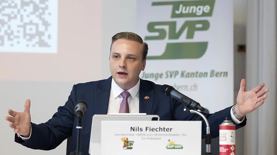 Mehrere kantonale Sektionen der Jungen SVP haben die Junge SVP Schweiz und deren Präsidenten Nils Fiechter dazu aufgefordert, sich von extremistischen Gruppierungen zu distanzieren. (Archivbild)