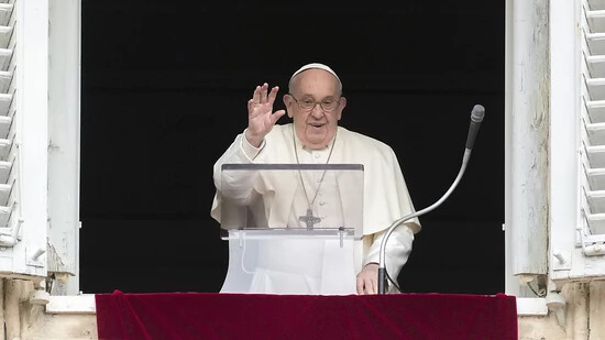 Papst Franziskus spricht seinen Segen, während er das Angelus-Mittagsgebet aus einem Fenster mit Blick auf den Petersplatz im Vatikan spricht. Foto: Andrew Medichini/AP/dpa
