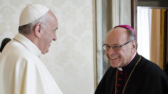 Ist verstorben: Der ehemalige Churer Bischof Vitus Huonder. Hier beim Händeschütteln mit Papst Franziskus zu sehen.
