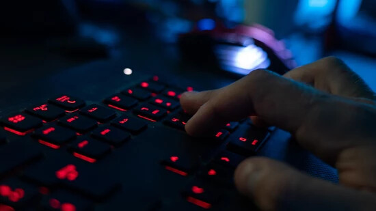 Die Opfer von Cyberangriffen mit Erpressungssoftware haben im vergangenen Jahr erstmals mehr als eine Milliarde Dollar an Lösegeld bezahlt. Das geht aus dem "Crypto Crime Report 2024" der Analysefirma Chainalysis hervor. (Symbolbild)