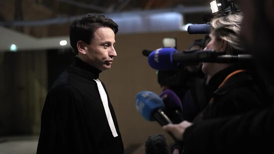 ARCHIV - Mickael Wacquez, Anwalt der Hauptangeklagten, spricht, vor Journalisten im Pariser Gerichtsgebäude, in dem der Terroranschlag während des Straßburger Weihnachtsmarkt verhandelt wird. Foto: Thibault Camus/AP/dpa