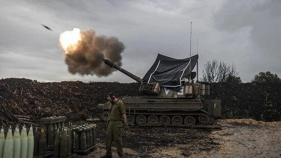 ARCHIV - Israelische Soldaten feuern nahe der Grenze zum Libanon eine mobile Haubitze ab. Die Bilanz des seit sechs Monaten wütenden Gaza-Krieges ist verheerend. Foto: Ilia Yefimovich/dpa