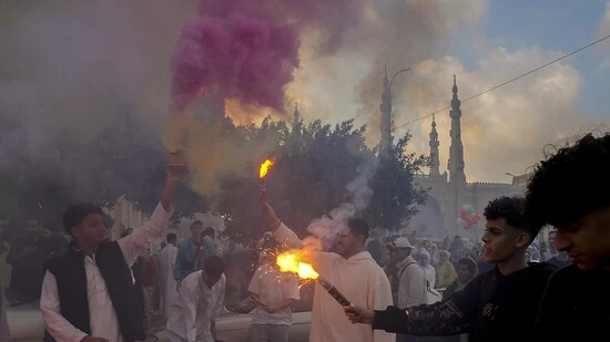 Muslime feiern Eid al-Fitr, das Ende des heiligen muslimischen Fastenmonats Ramadan, vor der al-Seddik Moschee in Kairo, Ägypten. Foto: Amr Nabil/AP/dpa