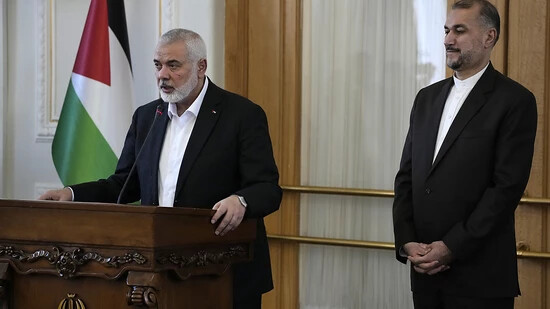 Ismail Hanija (l), Chef der Hamas, spricht während einer Pressekonferenz nach seinem Treffen mit Hussein Amirabdollahian, Außenminister des Iran. Foto: Vahid Salemi/AP/dpa