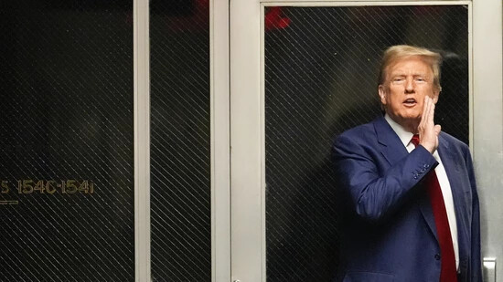 ARCHIV - Donald Trump, ehemaliger Präsident der USA, spricht in einem Flur vor einem Gerichtssaal, in dem er einer Anhörung vor dem New Yorker Strafgericht beiwohnt. Foto: Mary Altaffer/AP Pool/dpa