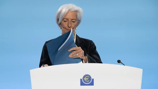 EZB-Präsidentin Christine Lagarde an einer Pressekonferenz: die Zinsen im Euroraum bleiben vorerst unverändert.