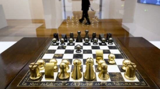 "Chess Set" (1962) des US-amerikanischen Fotografen Man Ray: Spiele, wie Schach haben viele Vertreterinnen und Vertreter des Surrealismus fasziniert und der Ausstellung "Surrealismus. Le grand jeu" in Lausanne den Namen gegeben.