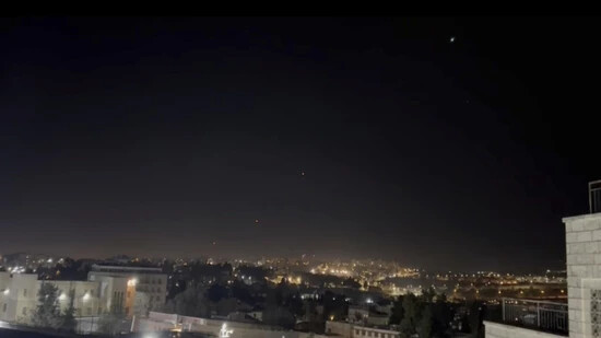 dpatopbilder - Dieses Videostandbild zeigt, wie Abfangraketen über Jerusalem in den Himmel geschossen werden. Foto: Sam Mednick/AP