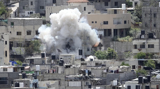 Rauch steigt über dem Flüchtlingscamp Nur Shams im Westjordanland auf. Foto: Majdi Mohammed/AP/dpa