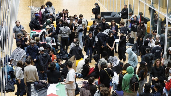 Pro-palästinensische Studentinnen und Studenten besetzten am Donnerstagabend die Eingangshalle des Gebäudes "Géopolis" an der Universität Lausanne.