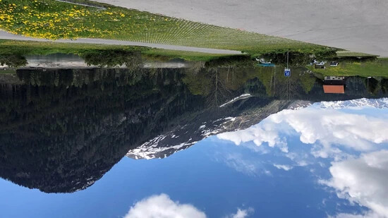 Schöne Umgebung: Auf diesem Parkplatz am Davosersee stehen diesen Sommer Stellplätze für Wohnmobile zur Verfügung.