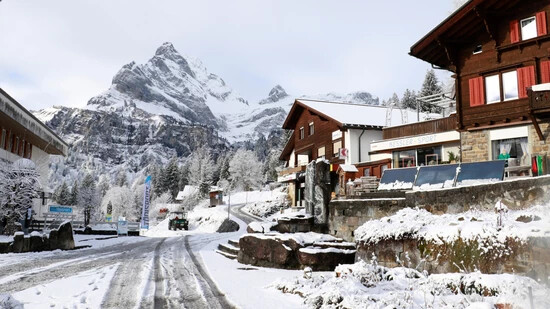 Keiner fährt Ski: Weil zu wenig Schnee liegt, ist Braunwald wie ausgestorben.  
