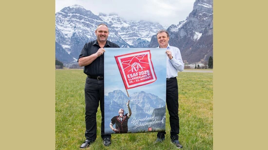 So sieht es aus: Hansruedi Hauser (links), Trägervereinspräsident, und Walter Hofmann, Geschäftsleiter, mit dem neuen Esaf-Plakat.
