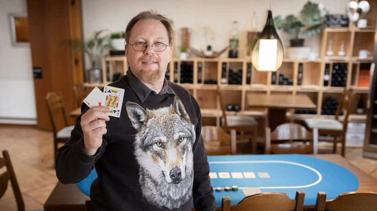 Voller Vorfreude: Im Restaurant «National» in Näfels organisiert Daniel Rimann nach zehn Jahren das erste öffentliche Pokerturnier im Glarnerland.