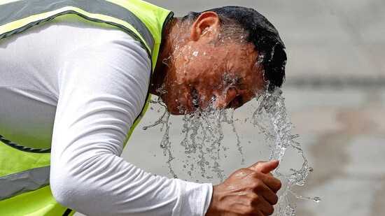 Wasser bringt Abkühlung: Ein Madrilene erfrischt sich angesichts der rekordhohen Temperaturen. 