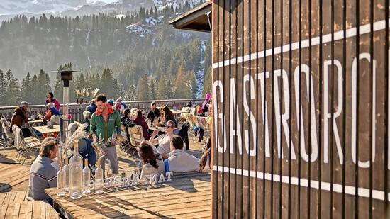 Floriert: Die «Gastrorollbar» von Fabien Noser lockt Gäste zum Après-Ski auf die Sonnenterrasse auf dem Grotzenbühl in Braunwald.