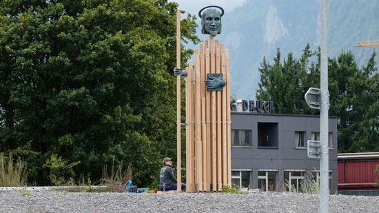 Nun auch geschmückt: Seit Ende August begrüsst ein Fridolin aus Holz und Bronze der Glarner Künstlerin Jacky Orler die Besuchenden im Glarnerland.